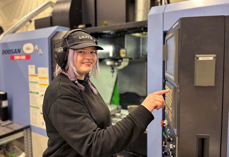 Kvinnlig cnc-tekniker i arbetsmiljö