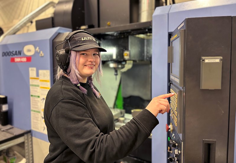 Kvinnlig cnc-tekniker i arbetsmiljö