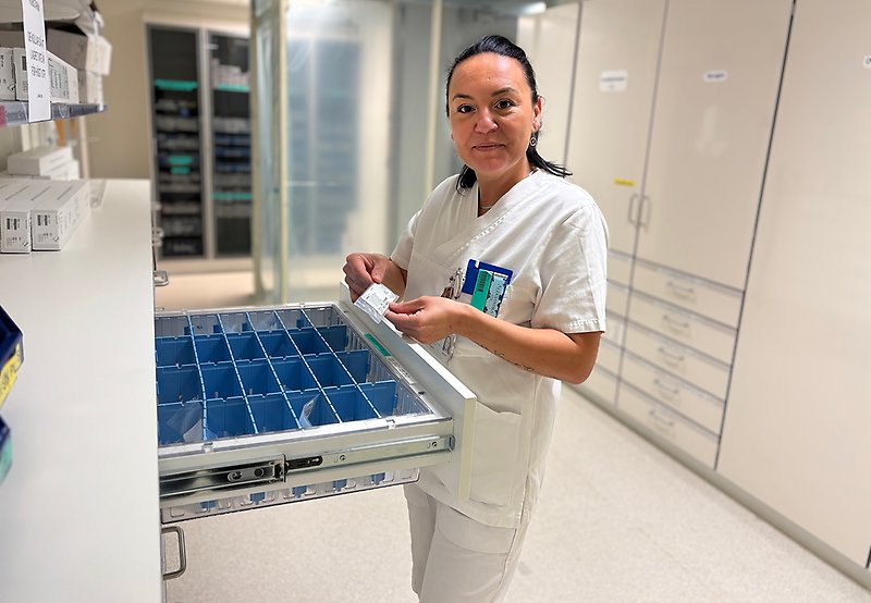 Kvinna som arbetar som steriltekniker