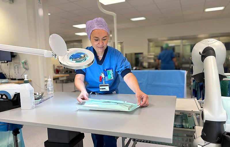 Kvinna som jobbar som steriltekniker