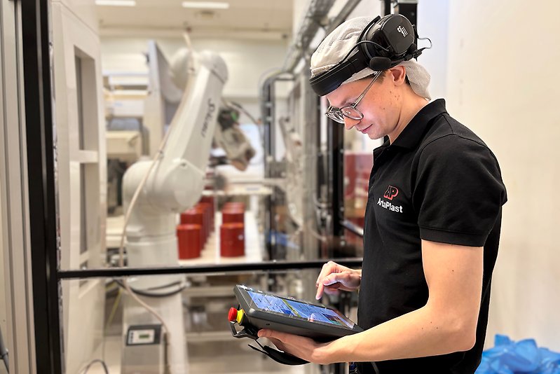 Porträttbild på man som står i fabrik 